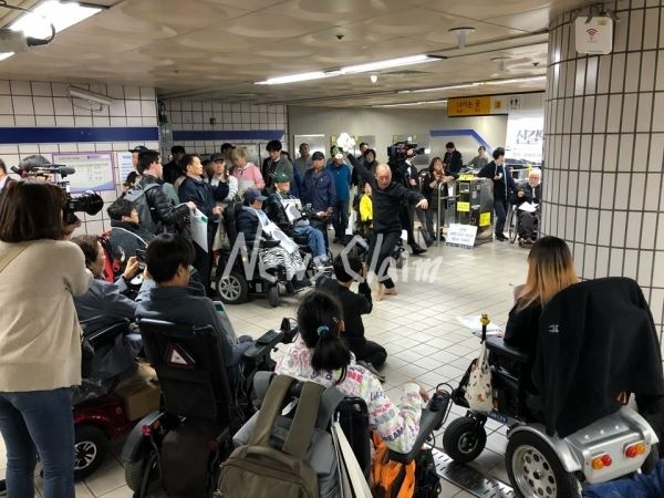 지하철에서 장애인들의 사고가 빈번하다. 사진은 서울장애인차별철폐연대에서 얼마전 장애인들의 지하철 사고에 대한 기자회견 모습이다. 사진=서울장애인차별철폐연대