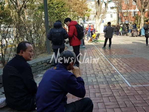 19일 홈리스 추모제 공동기획단은 기자회견을 열고 홈리스에 대한 최서한의 주거정책을 요구했다. 사진은 서울역(동자동) 새꿈어린이공원 옆 노숙인 쉼터 앞 모습이다. 사진=신봉철 기자