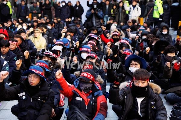 노동자들이 죽어나가고 있는 상황에서 1년도 넘게 고공농성을 진행해온 노동자들이 있다. 무관심 속에 진행된 이들의 투쟁에 관심이 필요한 시점이다. 사진=김동길 기자