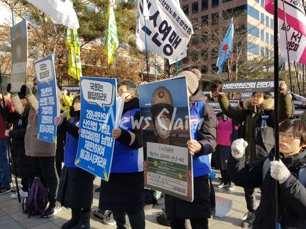 세밑 국회 앞 시위모습. 노동자들은 김용균법 국회 본회의 통과를 주장하며 국회 앞 릴레이 시위를 이어갔다. 사진=김동길 기자