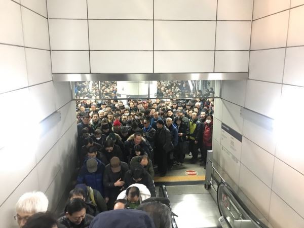 택시운송노조 파업집회로 인해 여의도 지하철 국회의사당역 일부 출입구가 참가자들로 가득 차 있다. 사진=김동길 기자