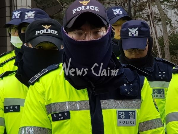 27일 전투경찰들이 영하의 날씨 속에 중무장을 하고 시위 현장에 투입돼 있다. 사진=김동길 기자