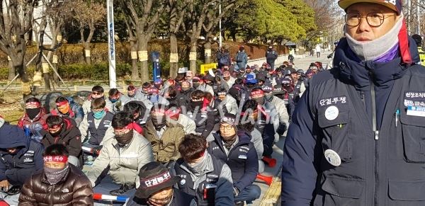 -9도 한파에도 불구하고 대우조선지회 노동자들이 산업은행 앞에서 임금동결에 따른 규탄 집회를 열었다. 사진=김동길 기자