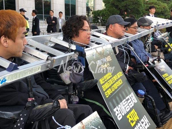 세계인권의날 70주년 기념일에 장애인들의 인권이 무참히 짓밟혔다. 10일 오전 대한성공회 앞에서 장애인 등급제 폐지를 위한 예산 증액을 주장한 장애인들이 기자회견을 저지하는 경찰들에 의해 폭행 당했다. 사진=전국장애인차별철폐연대