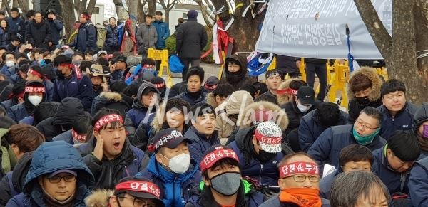 5일 오후 2시 LG유플러스 비정규직지부 노동자들이 영하5도의 체감온도 속에 집회를 열었다. 여의도 LG트원빌딩 앞에서 열린 집회에는 노동자 2000명 이상이 참석해 LG에 비정규직 철폐를 요구했다. 사진=김동길 기자