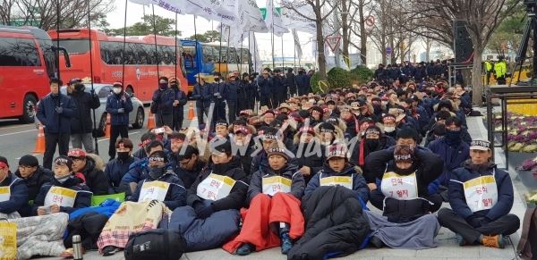 5일 오후 2시 LG유플러스 비정규직지부 노동자들이 영하5도의 체감온도 속에 집회를 열었다. 여의도 LG트원빌딩 앞에서 열린 집회에는 노동자 2000명 이상이 참석해 LG에 비정규직 철폐를 요구했다. 사진=김동길 기자