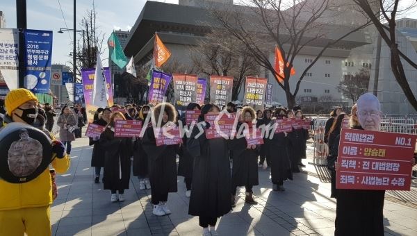 8일 광화문광장에서 대학생들이 적폐 판사 47인을 탄핵하는 퍼포먼스를 펼쳤다. 사진=김동길 기자