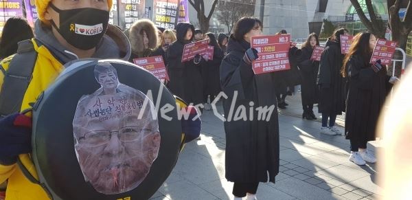 8일 광화문광장에서 대학생들이 적폐 판사 47인을 탄핵하는 퍼포먼스를 펼쳤다. 사진=김동길 기자