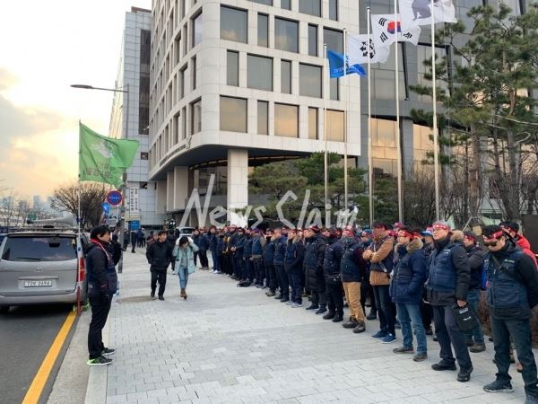 18일 오후 서울 종로구 JW 메리어트 동대문 스퀘어 서울 앞에서 건설노동자들이 집회를 열었다. 사진=신봉철 기자