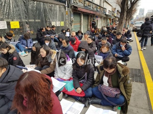 성탄절인 오늘(25), 종로 국일고시원 화재 희생자를 위한 추모미사가 종교일들 주최로 화재 현장 앞 인도에서 진행됐다. 사진=김성훈 기자