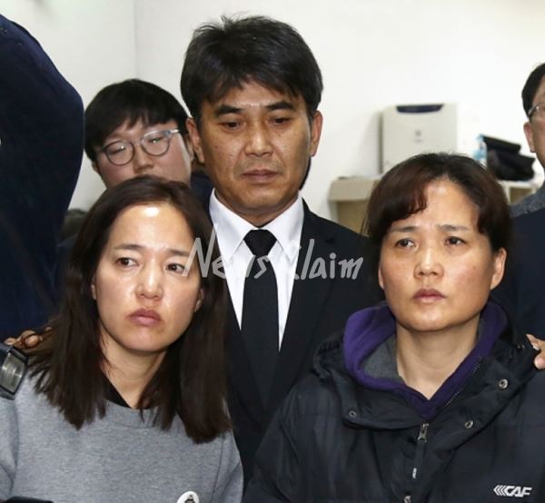 故김용균씨 어머니와 시민대책위원회는 26일 국회 환노위를 방문하고, 김용균법을 연내에 반드시 처리해달라고 호소했다. 사진=박혜진 기자