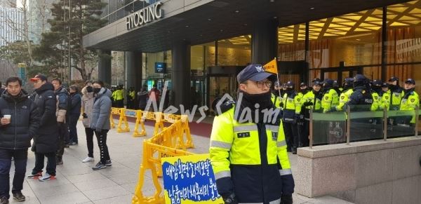 금속노조 효성창원지회 소속 노동자들이 임금단체 협상 결렬로 상경투쟁을 하고 있다. 사진=신봉철 기자