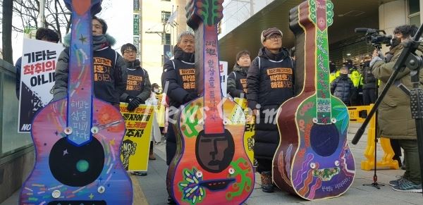 13년전 부당해고를 당한 기타를 만드는 노동자들이 억울함을 풀어달라고 거리로 나섰다. 이들은 8일부터 9일까지 광화문과 여의도 일대를 돌며 끝장투쟁을 이어갈 예정이다. 사진=김동길 기자