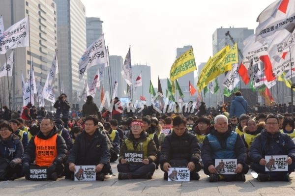 19일 민주노총은 광화문 광장에서 '태안화력 청년 비정규직 노동자 고 김용균 투쟁승리 전국노동자대회'를 열고 진상규명과 책임자 처벌을 촉구했다. 사진=김동길 기자