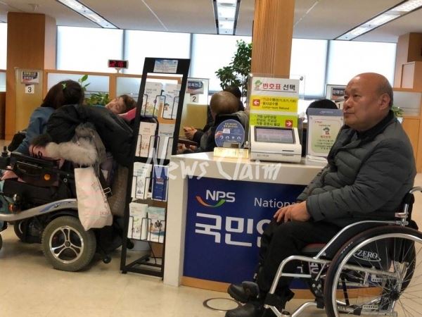 29일 장애인들이 국민연금 계양지사에서 이의신청을 하고 있다. 사진=김동길 기자