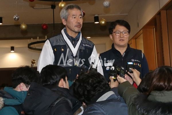 차광호 금속노조 파인텍 지회장과 이승열 금속노조 부위원장이 사측과 교섭 결렬 후 기자회견을 하고 있다. 사진=김동길 기자