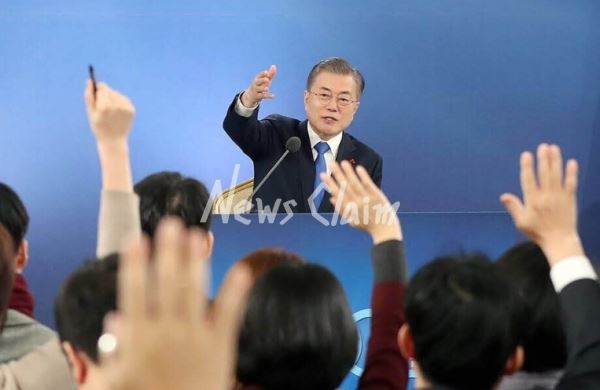 문재인 대통령이 신년기자회견에서 기자들의 질문을 받고 있다.