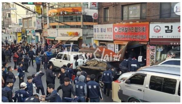 용역깡패들에게 폭행을 당하는 철거민들. 사진=김진욱 토란 월계인덕마을 위원장