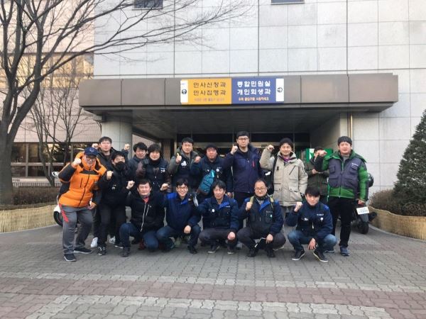 소송에서 이긴 한국지엠 창원공장 비정규직들이 활짝 웃고 있다. 사진=한국지엠창원비정규직지회 이선규씨 제공