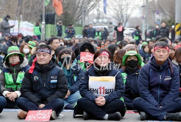화성학교청소년상담사들이 집단해고를 당해 이를 철회하라는 결의대회를 열고 있다. 사진=김동길 기자
