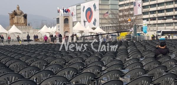 28일 오후 3·1절 행사준비로 광화문광장이 분주해보인다. 사진=조희주 기자