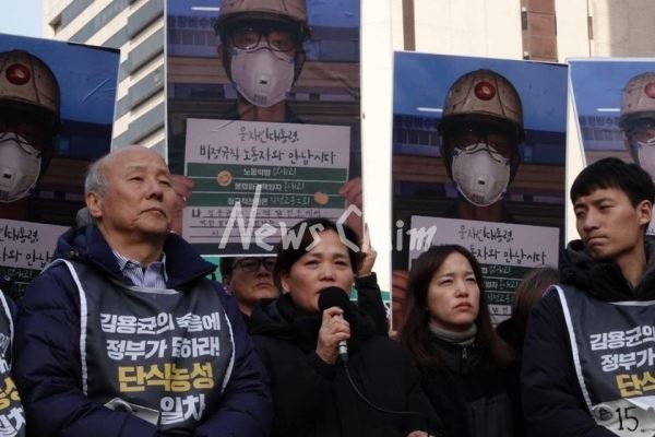 당정합의 발표가 있은 직후 시민대책위와 김용균씨 어머니가 서울대병원 빈소 앞에서 기자회견을 열고 있다. 사진=김도희 기자