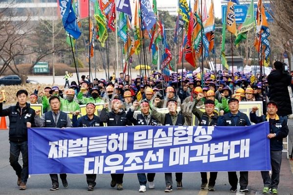 27일 결의대회를 마친 금속노조 대우조선지회 노동자들이 더불어민주당 당사로 이동하고 있다. 사진=김성훈 기자