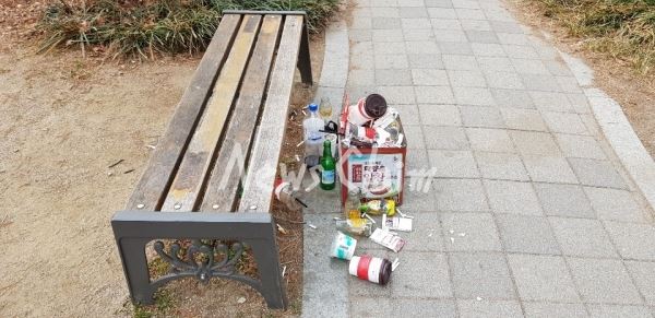 18일 오전 서울 여의도 광장 벤치에 쓰레기들이 버려져 있다.