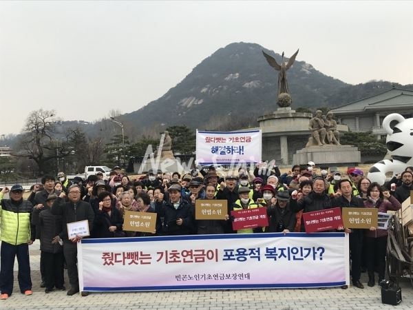 빈곤노인기초연금연대 회원과 노인들이 25일 오전 서울 종로구 경복궁역에서 기초생활수급 노인들의 기초연금 박탈 문제 해결을 요구하며 청와대까지 행진하고 있다. 사진=김기천 기자