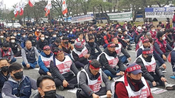 화섬노동자들이 결의대회에 참여하고 있다. 사진=김기천 기자