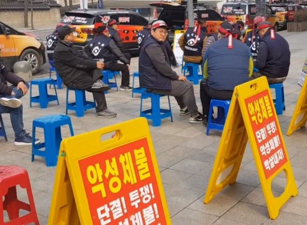 27일 오전9시, 건설일용직노동자들이 악성 임금 체불을 주장하며 서울시청 앞 도로에서 시위를 하고 있다.