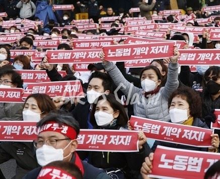 민주노총은 6일 총파업을 선언했다. 오후4시 국회 앞에서 ‘노동법개악저지 및 ILO 핵심협약 비준과 노동기본권쟁취, 제주영리병원저지, 산업정책 일방강행 저지’를 위한 수도권대회를 열었다. 사진=김기천 기자