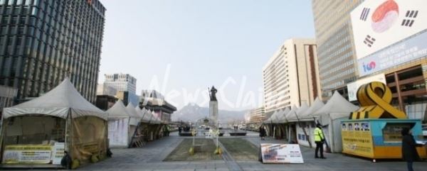 세월호 천막이 철거되기 전 광화문광장 메인 도로 모습.