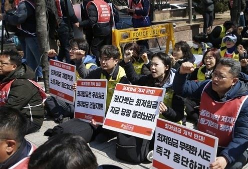 민주노총이 1일 오후 서울 여의도 국회 앞에서 '노동법 개악 저지! 노동기본권 쟁취! 멈춰라 노동개악! 민주노총 결의대회'를 개최하고 국회의 노동법 개악시도를 규탄했다.