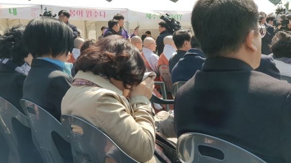 3일 열린 제주 4.3사건 추념식에서 유족들이 눈물을 적시고 있다.