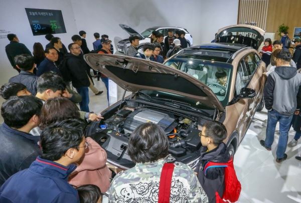 2019서울모터쇼 현대자동차 부스에 전시 중인 수소전기차 넥쏘에 관람객들이 많은 관심을 보이고 있다.