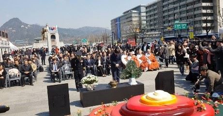 국방부와 경찰청 관계자가 3일 열린 제주4.3사건 추념식에 참석해 묵념하고 있다. 사진=김동길 기자