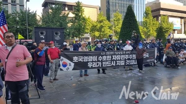 25일 대한애국당원들이 서울시의 애국당천막 철거에 항의하고 있다. 사진=김기천 기자