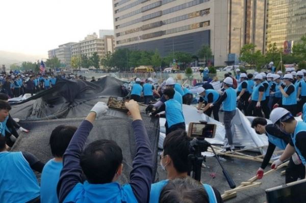 철거되고 있는 대한애국당 광화문광장천막. 사진=서울시