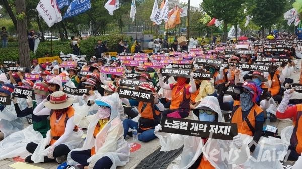 15일 민주노총 산하 지부 조합원들이 국회앞 총파업 투쟁을 벌이고 있다. 사진=김동길 기자