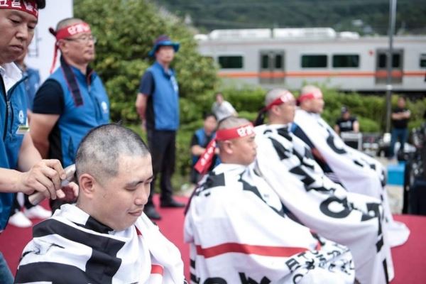 11일 부산 지하철 노동조합 현장 간부들이 결의대회서 삭발식을 진행했다. 부산지하철노조 제공