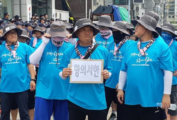 전쟁반대 평화실현 국민행동 등 시민단체가 13일 서울 영등포구 자유한국당사 앞에서 ‘자유한국당 친일 망언 규탄 집회’를 열었다.