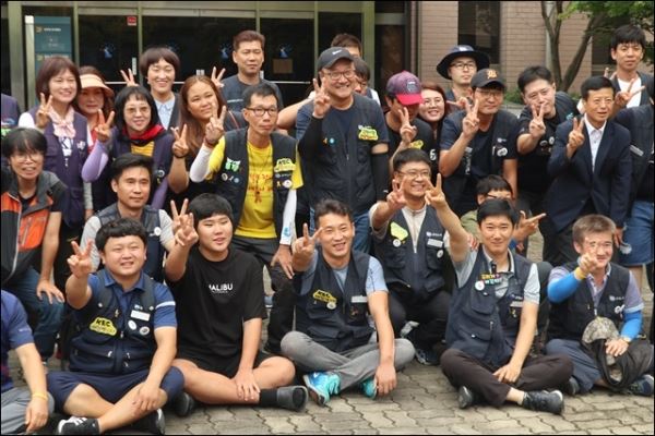 23일 승소한 비정규직 해고자들이 법원 앞에서 웃음짓고 있다. 사진=평화뉴스