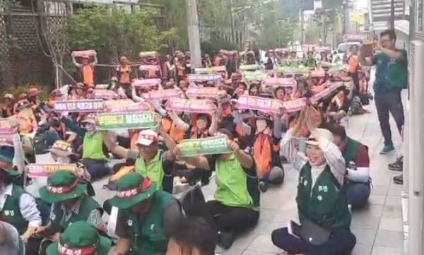 대법원이 톨게이트 수납원 근로자 지위소송에 대해 판결을 내린 29일 오전 서울 서초구 대법원 앞에서 승소한 톨게이트 노조원들이 환호하고 있다. 전국민주노동조합총연맹 제공