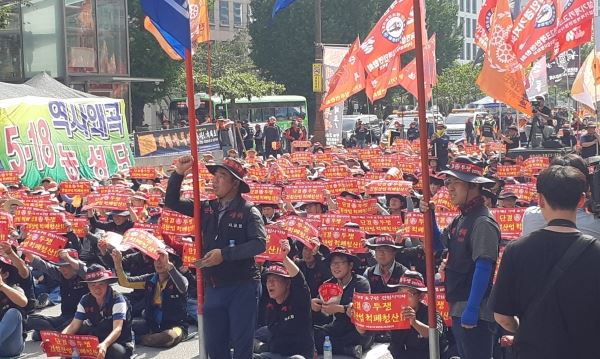 건설기계개별연명사업자협의회는 26일 서울 영등포구 여의도 KDB산업은행 앞에서 '건설기계 적폐청산을 위한 17만 건설기계인 결의대회'를 개최했다.