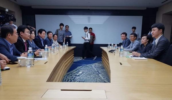 나경원(왼쪽 세번째) 자유한국당 원내대표가 5일 오후 경기도 성남시 분당구 네이버 본사 회의실에서 실시간 검색어 조작 의혹과 관련해 질문하고 있다. 사진=페이스북