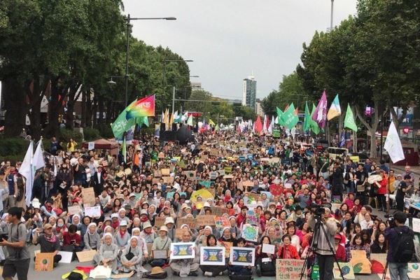 지난 21일 서울 종로구 대학로에서 열린 '9·21 기후위기 비상행동'에서 참가자들이 온실가스 배출 제로와 기후 비상 선언 선포를 촉구하는 구호를 외치고 있다. 환경운동연합 제공 