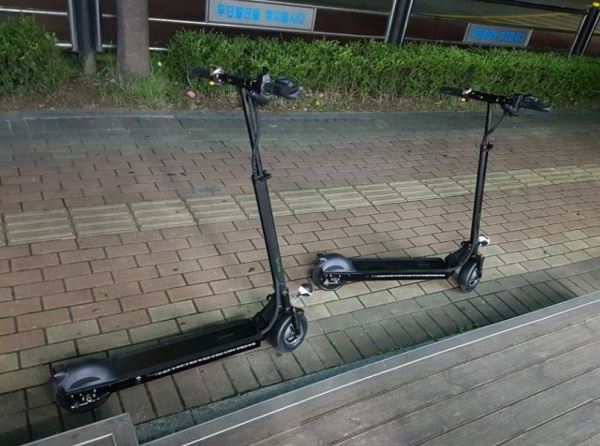 전동킥보드의 무게가 30kg로 제한되고 등화장치나 경적기 등 안전장비 장착이 의무화된다.