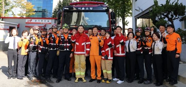하이트진로는 지난 4일 소방의날을 맞아 동대문소방서에서 소방관 일일체험을 진행했다. 하이트진로 김인규 대표(맨앞줄 오른쪽에서 아홉번째), 김현 동대문소방서장(맨앞줄 오른쪽에서 여덟번째). 하이트진로 제공