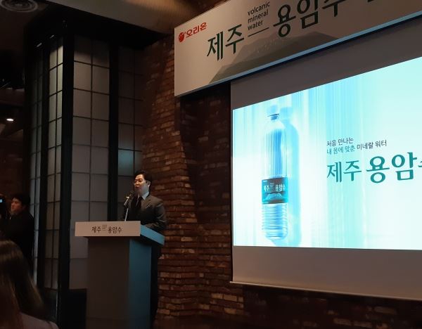26일 서울 강남구 소재 마켓오 도곡점에서 열린 기자간담회에서 신덕균 부장이 제주 용암수 제품을 소개하고 있다. 